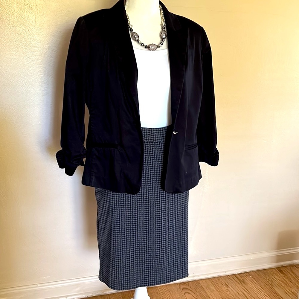 The Limited grey and black houndstooth pencil skirt. Timeless and classic - Picture 7 of 9